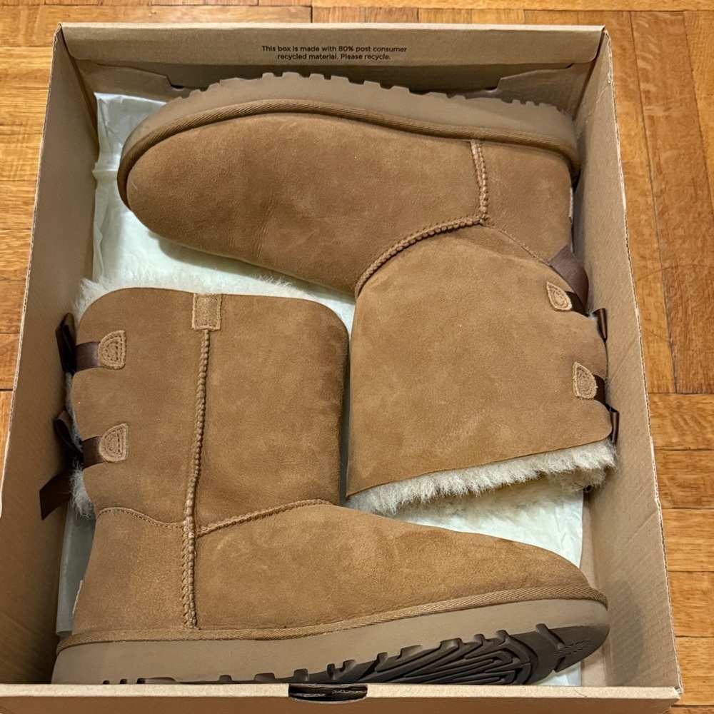 UGG Bailey Bow II in Chestnut